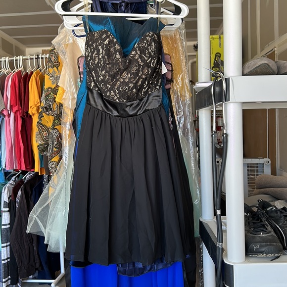 Black lace dress. Strapless - Picture 2 of 4